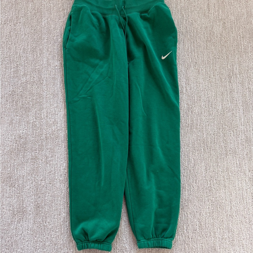 Nike Women’s Sportswear Phoenix Fleece High-Waisted Oversized Sweatpants
